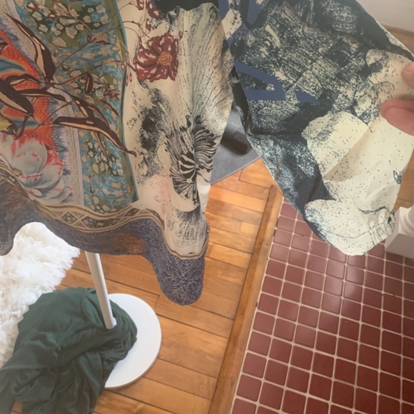 Gorgeous Chico’s off the shoulder top. Has sone spandex for stretch. Was 70 reta - Picture 4 of 5